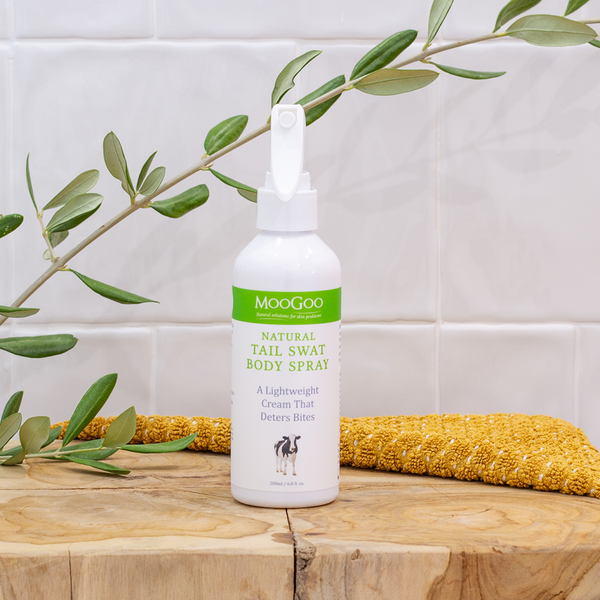 MooGoo 媽咪團購熱銷必推 ! 每到蚊蟲季就會搶購到預購的戶外好物 ! 】 使用可食性成分製作而成,不含DEET、香精、防腐劑,讓您安心噴灑甩掉煩人蚊蟲,可直接使用於肌膚上 (小寶寶也可以) 安心天然 ! MooGoo 媽咪團購熱銷必推 ! 每到蚊蟲季就會搶購到預購的戶外好物 ! 】 使用可食性成分製作而成,不含DEET、香精、防腐劑,讓您安心噴灑甩掉煩人蚊蟲,可直接使用於肌膚上 (小寶寶也可以) 安心天然 !